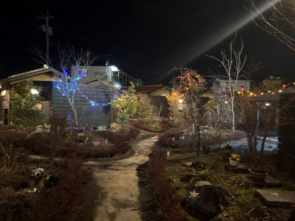 家族湯「天空」の客室へと続く、ライトアップされた幻想的な小道の景色