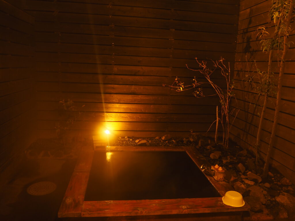 霧島の澄んだ夜風を感じる「天空」の情緒あふれる露天風呂