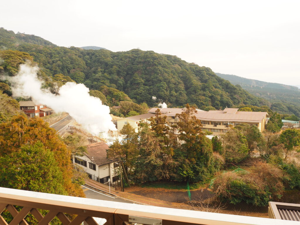 霧島国際ホテル周辺の山あいに立ちのぼる湯けむりと外観風景