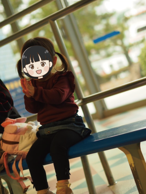 イルカショーのベンチに座って、うれしそうに手をたたいて応援する3歳の娘の姿