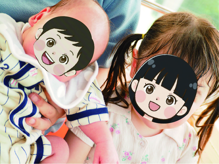 平川動物公園の遊園地エリアにて、9月の暑さで髪が濡れるほど汗をかきながら、冷房のない観覧車内でカメラを見つめる3歳の女の子と0歳の赤ちゃんの様子。