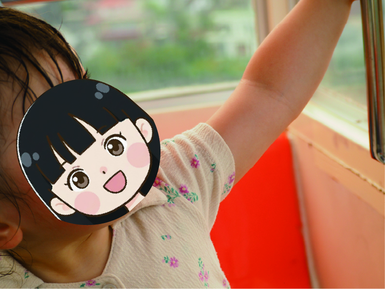 観覧車の中で、暑さで髪が汗ばみながらも窓の外を眺めようと身を乗り出す女の子。