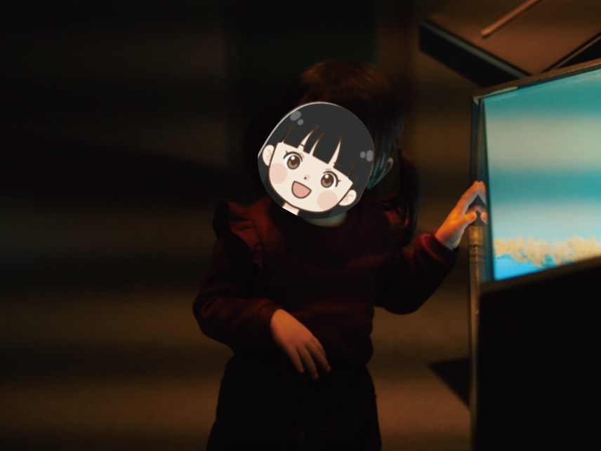 鹿児島水族館の館内で、光る展示を不思議そうにじっと見つめる3歳の娘のアップ