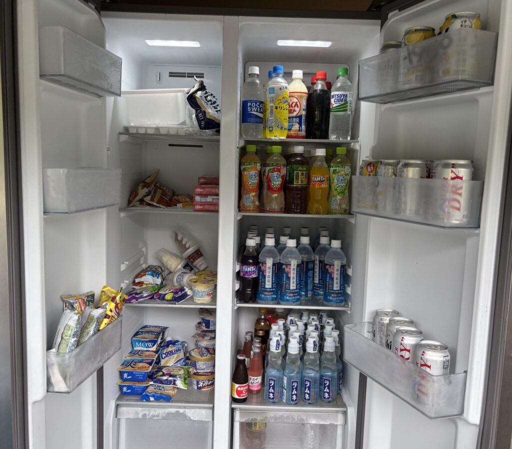 季一湯の受付にある大きな冷蔵庫。中には各種アイスクリーム、ペットボトル飲料、ラムネ、そしてビールなどのアルコール類がぎっしりと並んでおり、湯上がりに購入できる充実した品揃えの様子。